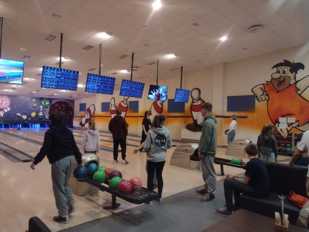 wyjście na kręgle dzieci z rodzin zastępczych